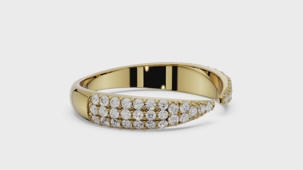 Ring with a unique style, can we worn on its own or stacked for a fierce effect! Adorned with pavé diamonds for extra sparkle. 18K solid gold